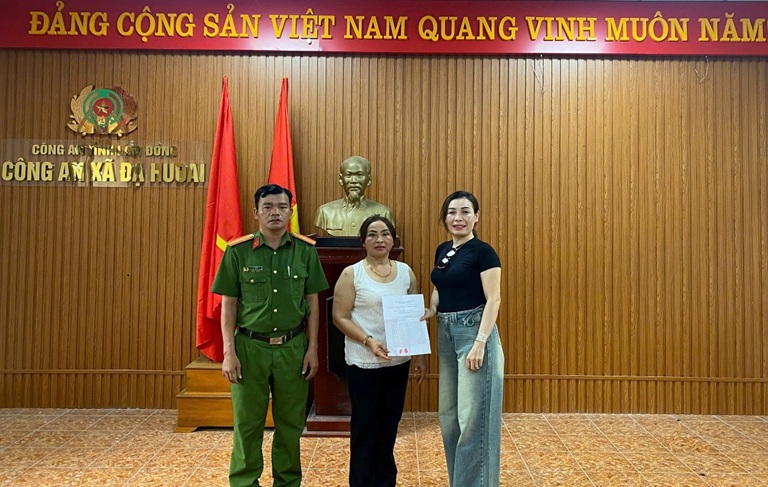 Công an xã Đạ Huoai hỗ trợ người dân trả 100 triệu đồng chuyển khoản nhầm